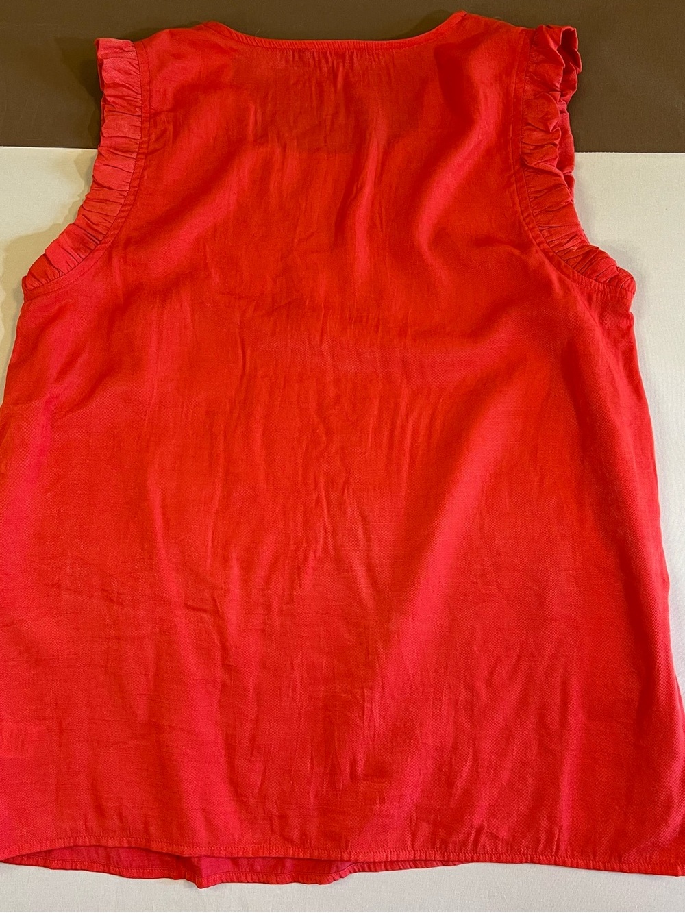 Doe & Rae Coral Scallop Neck Shell - Picture 5 of 6